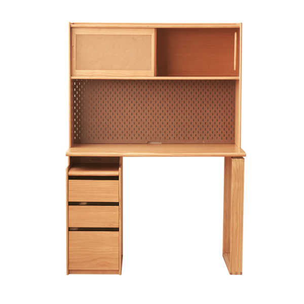 Деревянный компьютерный стол с полками.