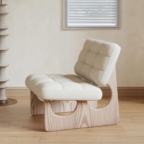 Koka krēsls ar mīkstu spilvenu