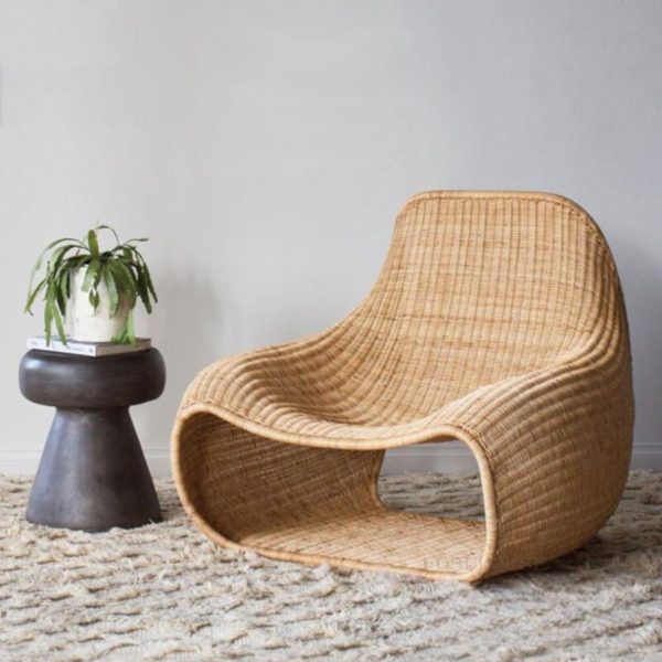 Плетеный стол из ротанга